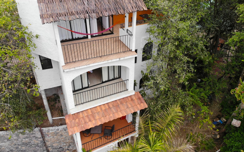 Vista aérea de las habitaciones del Jardín Secreto rodeada de árboles y naturaleza