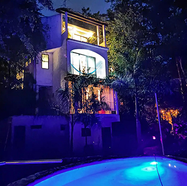 Ven y disfruta de las noches en El Jardín Secreto.