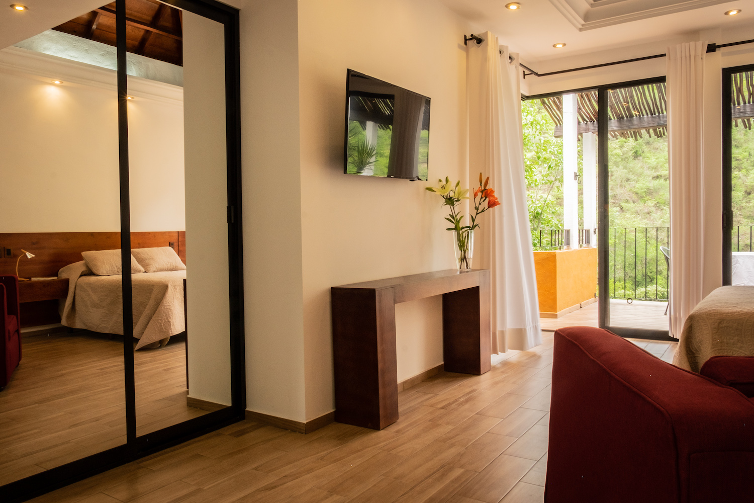 Baño de la Habitación El Palomar con acabados de madera, ducha de cristal y luz natural.