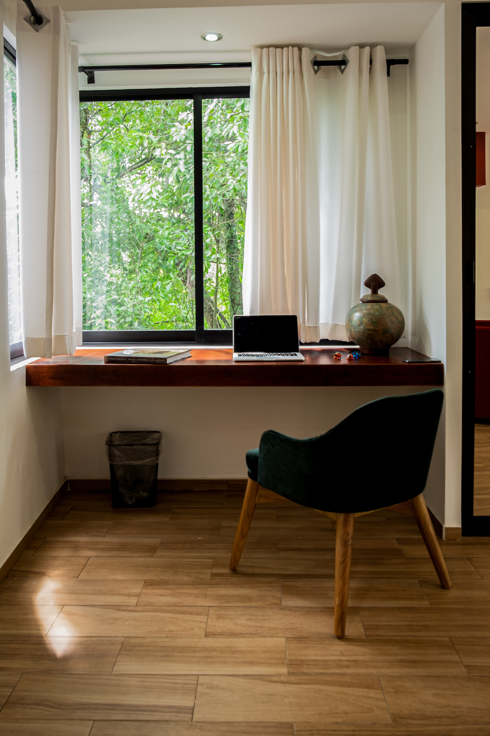 Interior de la Habitación El Palomar con sala, televisión y vista a la terraza exterior.