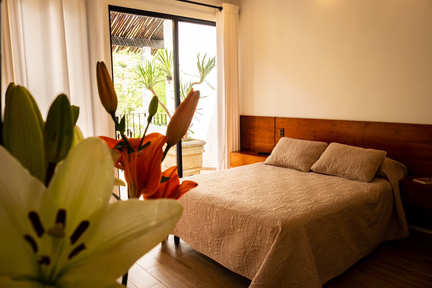Espacio de trabajo en la Habitación El Palomar con escritorio frente a la ventana y vista verde.
