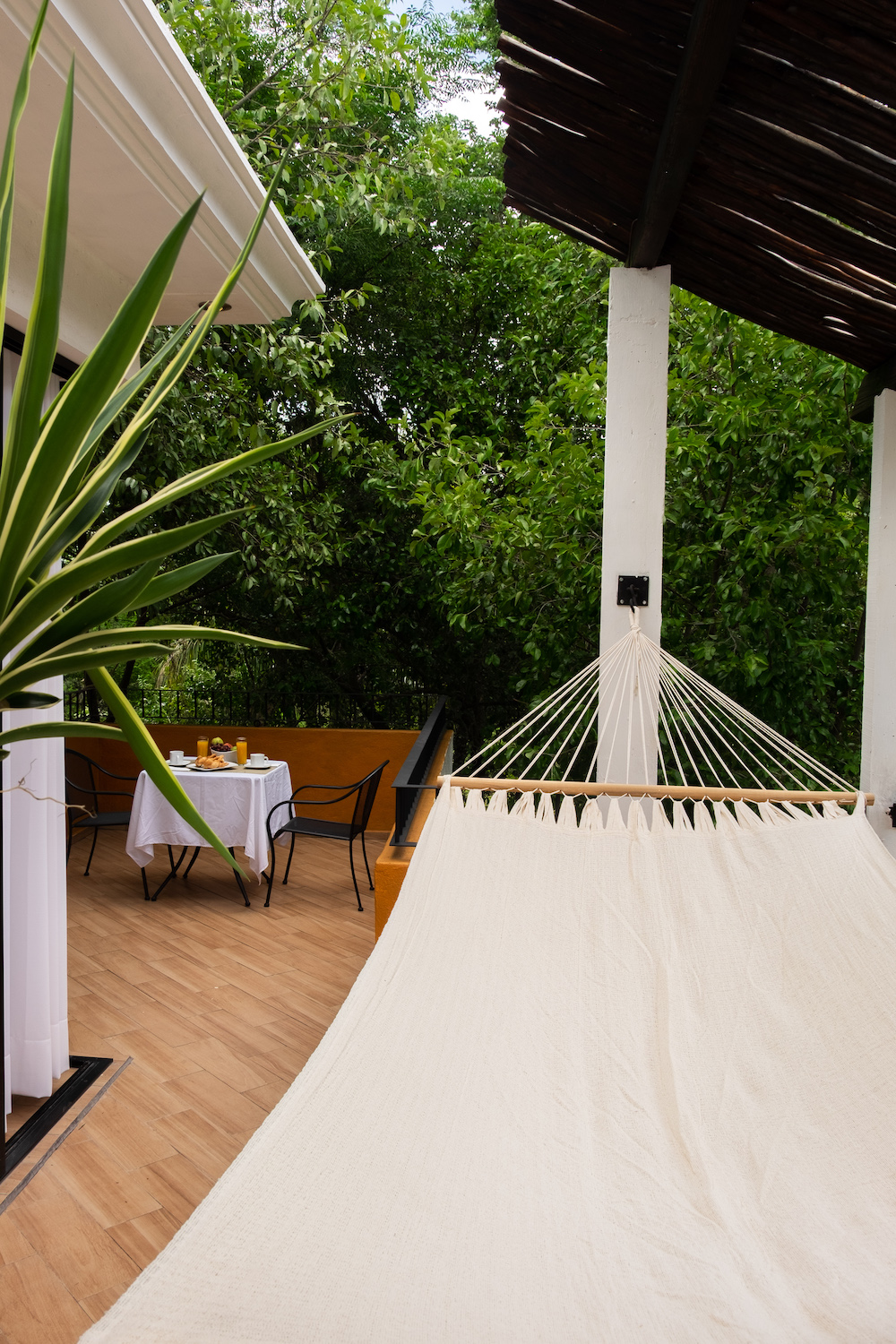Cocina de la Habitación El Palomar con tarja, frutero, vino y copas sobre cubierta de madera.