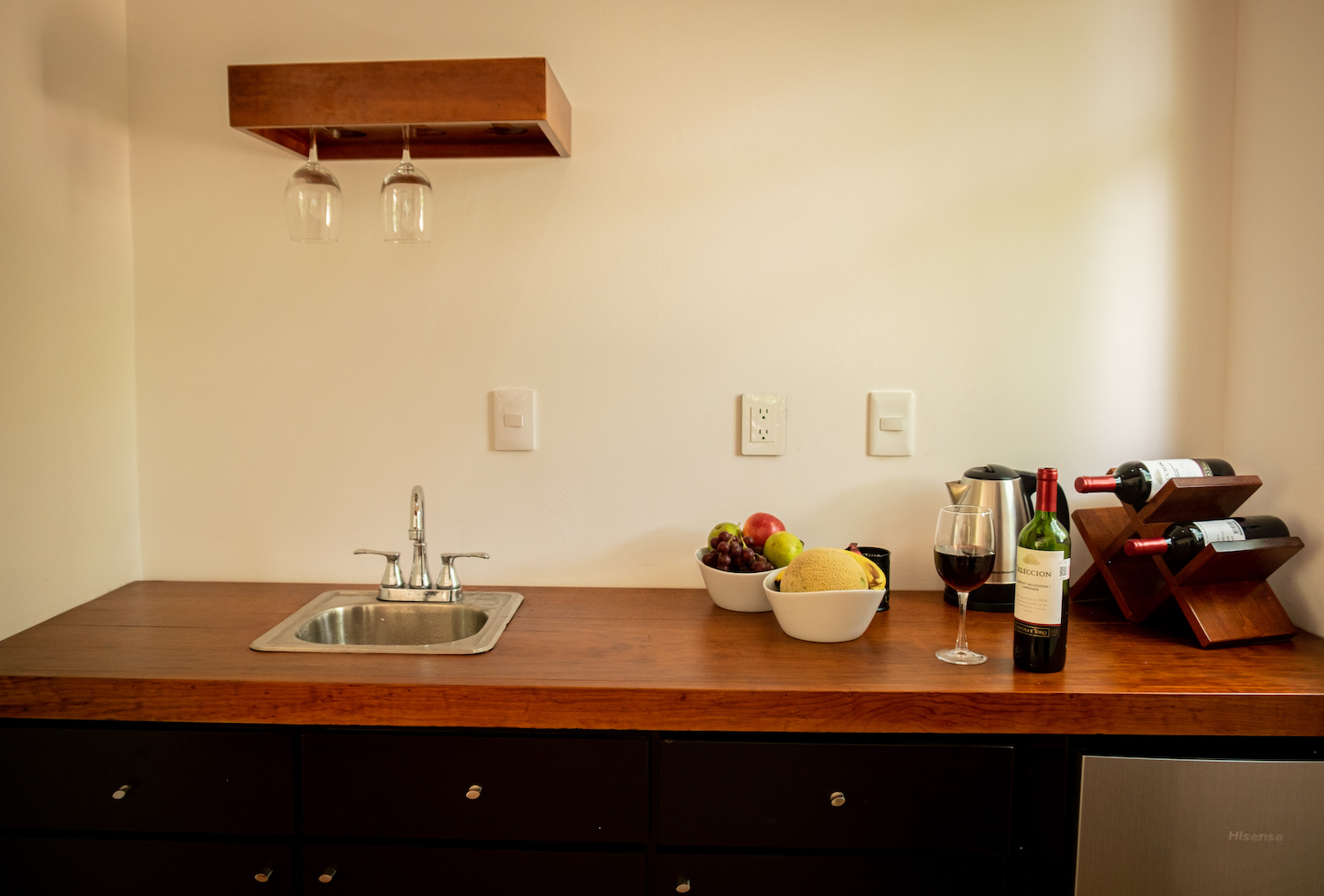 Cama matrimonial en la Habitación El Palomar decorada con flores y terraza con plantas.