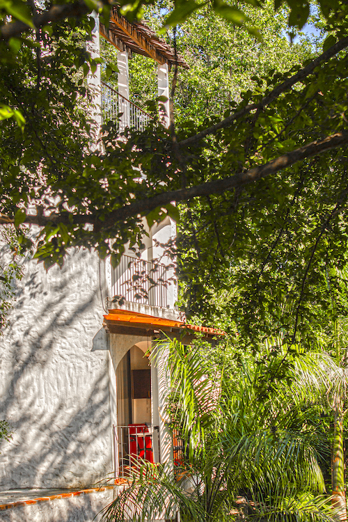 Cabaña blanca entre árboles